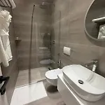 4 酒店 *