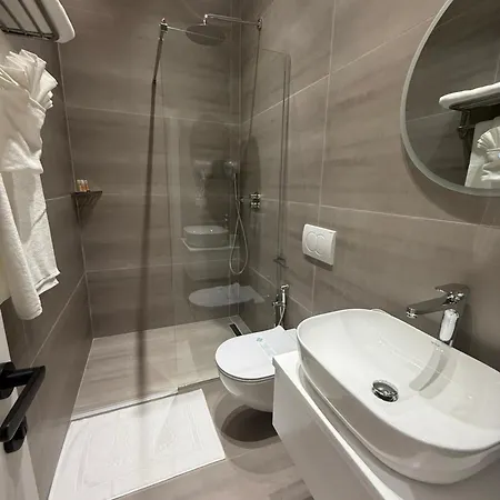 4 Hotel *